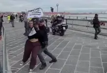Napoli, attiviste Peta fermano Papamobile per protesta contro le corride / Video