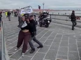 Napoli, attiviste Peta fermano Papamobile per protesta contro le corride / Video