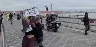 Napoli, attiviste Peta fermano Papamobile per protesta contro le corride / Video