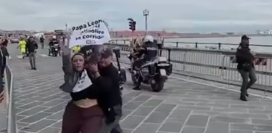 Napoli, attiviste Peta fermano Papamobile per protesta contro le corride / Video
