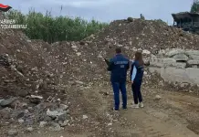 Traffico e smaltimento illecito di rifiuti, 2 arresti e 9 indagati tra Napoli e Caserta / Video
