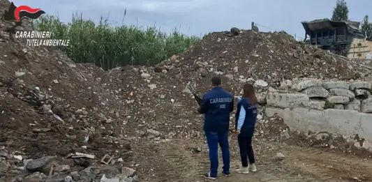 Traffico e smaltimento illecito di rifiuti, 2 arresti e 9 indagati tra Napoli e Caserta / Video