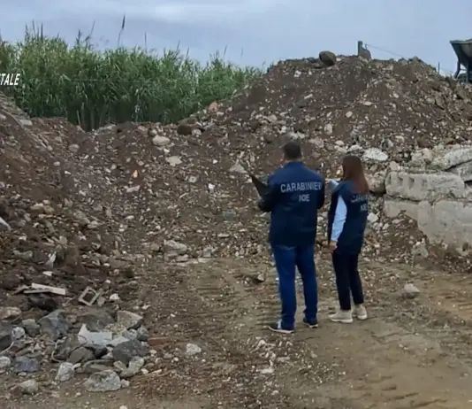Traffico e smaltimento illecito di rifiuti, 2 arresti e 9 indagati tra Napoli e Caserta / Video