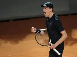 Sinner batte Medvedev e vola in finale agli Internazionali d’Italia, sfiderà Ruud per il titolo a Roma