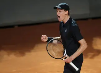 Sinner batte Medvedev e vola in finale agli Internazionali d’Italia, sfiderà Ruud per il titolo a Roma
