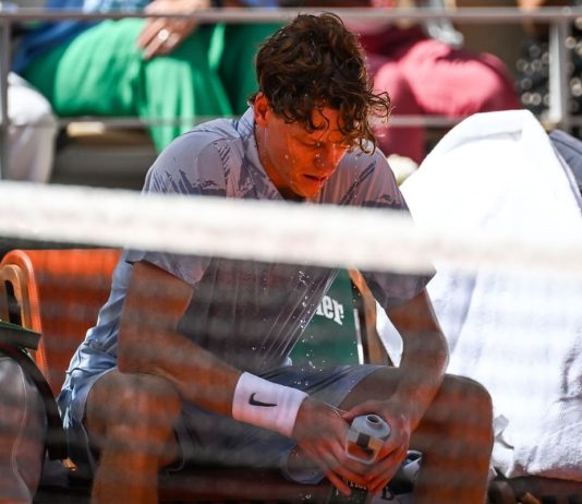 Sinner eliminato al secondo turno del Roland Garros, un malessere lo ferma a un game dalla vittoria su Cerundolo: “Nessuno è un robot”