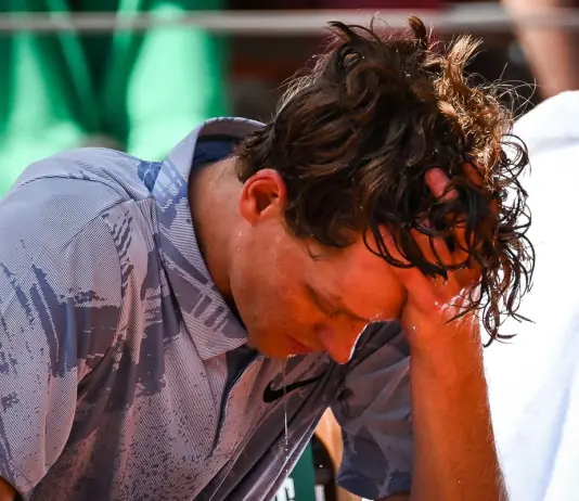 Sinner eliminato al secondo turno del Roland Garros, un malessere lo ferma a un game dalla vittoria su Cerundolo: “Nessuno è un robot”