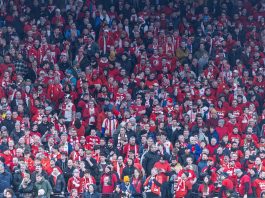 Fans storm pitch, Prague derby abandoned with Slavia minutes from title