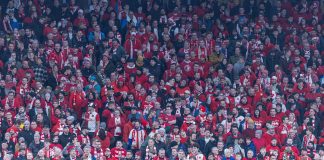 Fans storm pitch, Prague derby abandoned with Slavia minutes from title