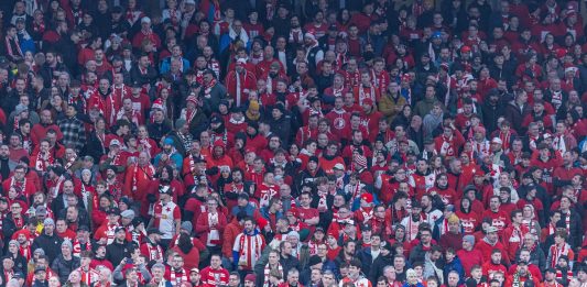 Fans storm pitch, Prague derby abandoned with Slavia minutes from title