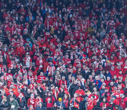 Fans storm pitch, Prague derby abandoned with Slavia minutes from title
