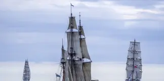 Nave russa al largo della Sicilia, Guardia Costiera “Approdo non chiesto e vietato”