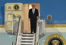Trump atterrato a Pechino, è la prima visita in Cina di un Presidente Usa in quasi 9 anni / Video