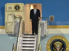 Trump atterrato a Pechino, è la prima visita in Cina di un Presidente Usa in quasi 9 anni / Video