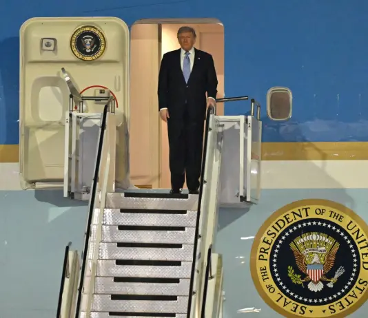 Trump atterrato a Pechino, è la prima visita in Cina di un Presidente Usa in quasi 9 anni / Video