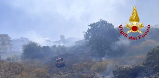 Incendio a Catania, vasto rogo di sterpaglie nell’area della “Susanna”