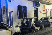Incendio nella notte a Quartu Sant’Elena: 3 auto in fiamme, una famiglia evacuata e un intossicato