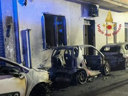 Incendio nella notte a Quartu Sant’Elena: 3 auto in fiamme, una famiglia evacuata e un intossicato