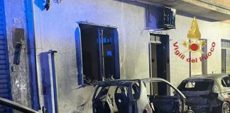 Incendio nella notte a Quartu Sant’Elena: 3 auto in fiamme, una famiglia evacuata e un intossicato