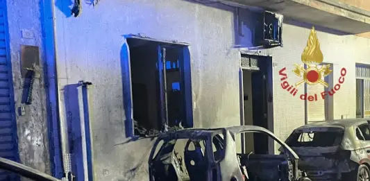 Incendio nella notte a Quartu Sant’Elena: 3 auto in fiamme, una famiglia evacuata e un intossicato