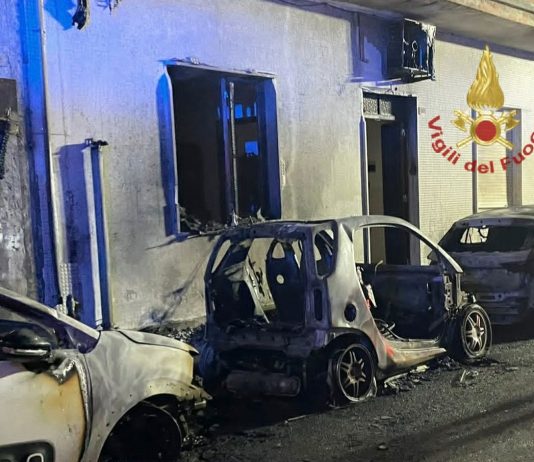 Incendio nella notte a Quartu Sant’Elena: 3 auto in fiamme, una famiglia evacuata e un intossicato