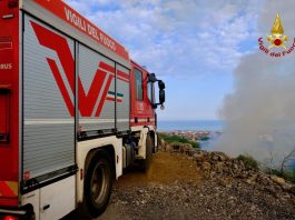 Incendio a Catania, vasto rogo nella zona della Timpa di Leucatia