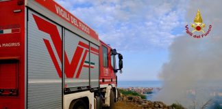 Incendio a Catania, vasto rogo nella zona della Timpa di Leucatia