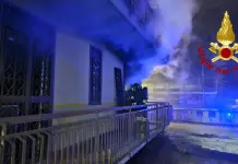 Incendio in un palazzo a Catania, due persone tratte in salvo dai Vigili del Fuoco