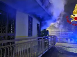Incendio in un palazzo a Catania, due persone tratte in salvo dai Vigili del Fuoco