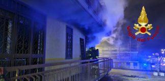 Incendio in un palazzo a Catania, due persone tratte in salvo dai Vigili del Fuoco