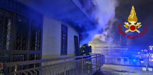 Incendio in un palazzo a Catania, due persone tratte in salvo dai Vigili del Fuoco