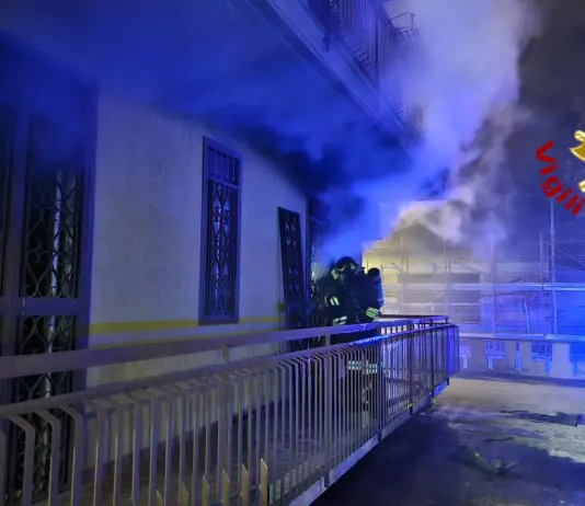 Incendio in un palazzo a Catania, due persone tratte in salvo dai Vigili del Fuoco
