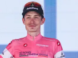 Dominio Vingegaard al Giro d’Italia, la maglia rosa vince anche la sedicesima tappa