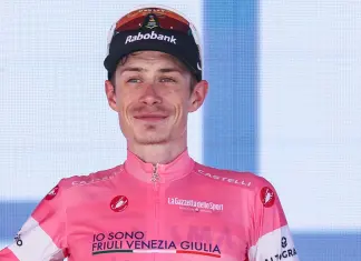 Dominio Vingegaard al Giro d’Italia, la maglia rosa vince anche la sedicesima tappa