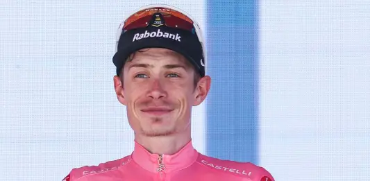 Dominio Vingegaard al Giro d’Italia, la maglia rosa vince anche la sedicesima tappa