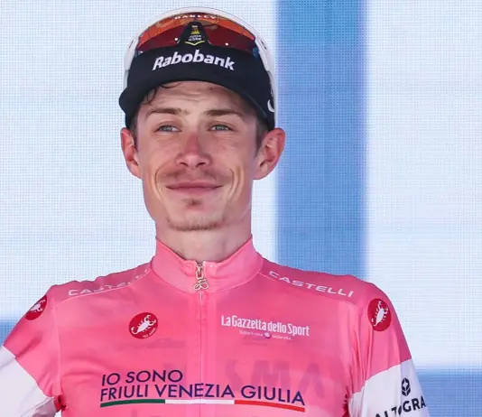 Dominio Vingegaard al Giro d’Italia, la maglia rosa vince anche la sedicesima tappa