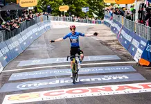 Giro d’Italia, Vingegaard vince il tappone alpino a Pila e conquista la maglia rosa