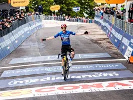 Giro d’Italia, Vingegaard vince il tappone alpino a Pila e conquista la maglia rosa
