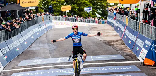 Giro d’Italia, Vingegaard vince il tappone alpino a Pila e conquista la maglia rosa
