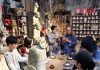 Turisti pazzi dei wamao, i gatti d’argilla che decorano i tetti di Xizhou (1)