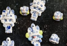Turisti pazzi dei wamao, i gatti d’argilla che decorano i tetti di Xizhou (2)