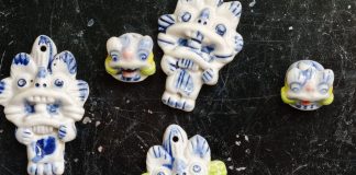Turisti pazzi dei wamao, i gatti d’argilla che decorano i tetti di Xizhou (2)