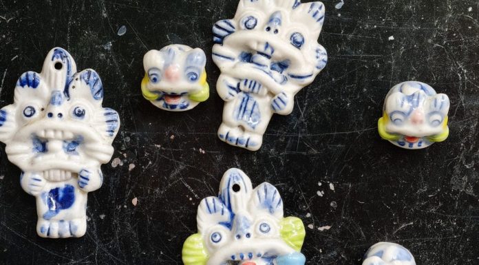 Turisti pazzi dei wamao, i gatti d’argilla che decorano i tetti di Xizhou (2)