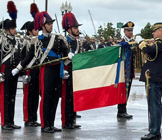La bandiera di guerra dell’Arma dei Carabinieri insignita della massima onorificenza portoghese