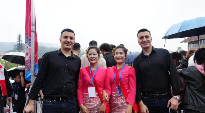 Cina: in corso nello Yunnan il festival internazionale dei gemelli (3)