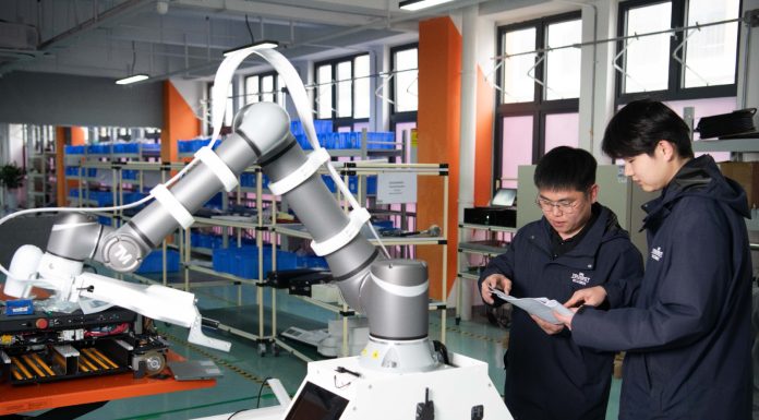 Cina: giovani talenti promuovono sviluppo di robotica industriale a Hefei (2)