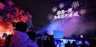 Cina: persone si godono il tempo libero durante vacanze del primo maggio (1)