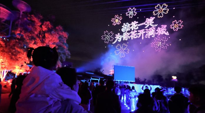 Cina: persone si godono il tempo libero durante vacanze del primo maggio (1)