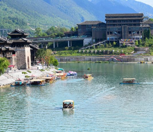 Cina: persone si godono il tempo libero durante vacanze del primo maggio (3)