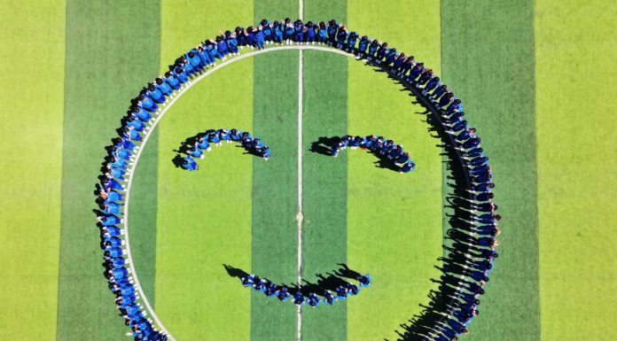 Cina: gli studenti celebrano la Giornata mondiale del sorriso (1)